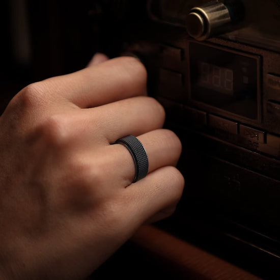 Bague anti-stress anneau tournant Punk couleur noire portée au doigt