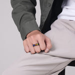 Bague anti-stress anneau tournant Multicolore portée à la main