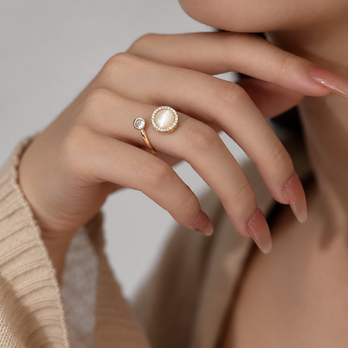 Bague anti-stress rotative Œil de Grâce portée au doigt