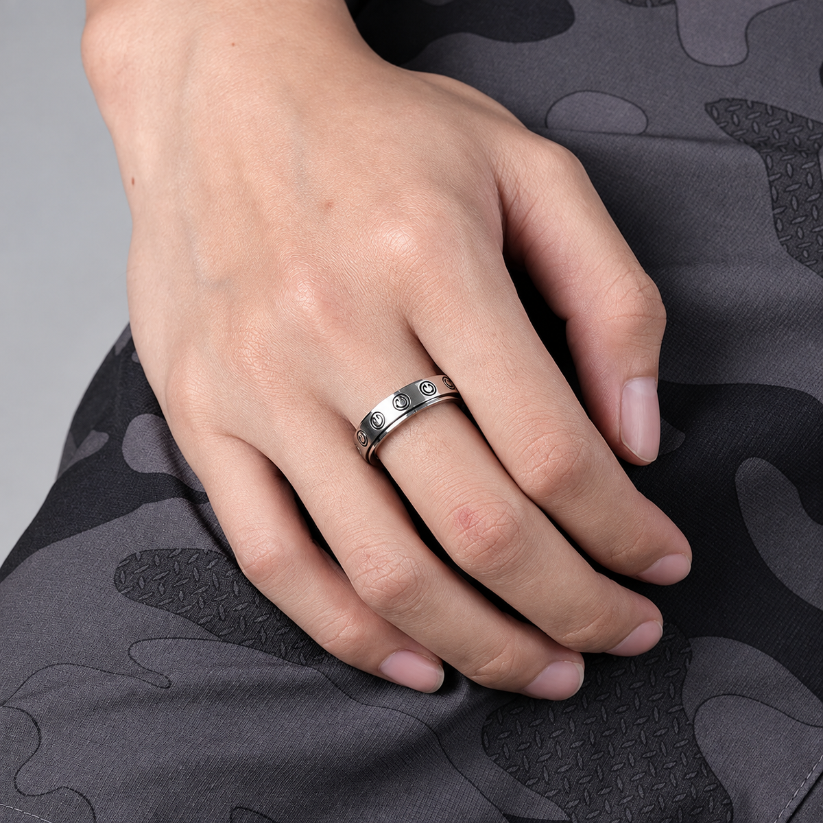 bague-anti-stress-anneau-tournant-smile-portee-au-doigt
