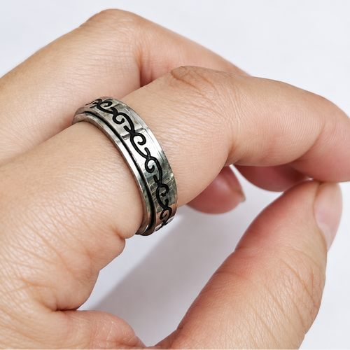 Bague anti-stress à anneau tournant Allié portée..