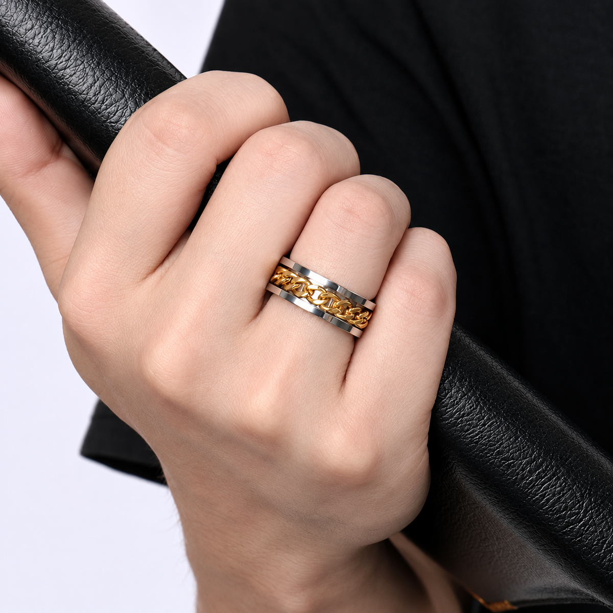 Bague anti-stress à anneau tournant Chaine Colorée portée au doigt.