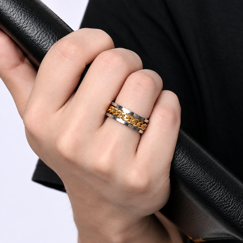 Bague anti-stress à anneau tournant Chaine Colorée portée au doigt.