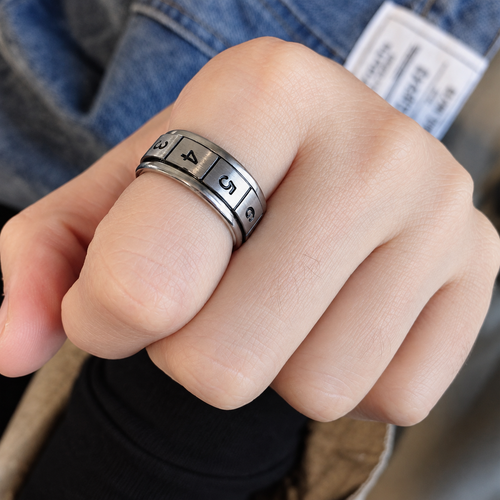 Bague anti-stress anneau tournant Chiffre portée au doigt