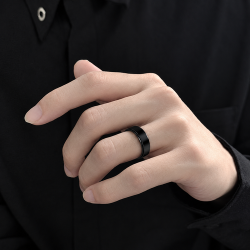 Bague anti-stress à anneau tournant Classique portée au doigt.