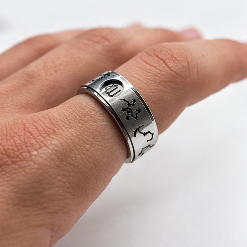 Bague anti-stress anneau tournant Constellation portée au doigt