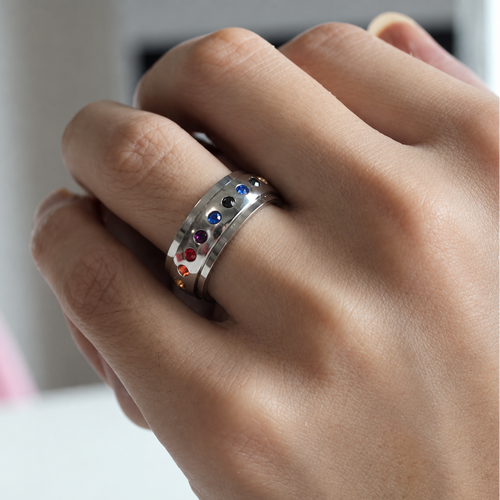 Bague anti-stress à anneau tournant Éternel portée au doigt