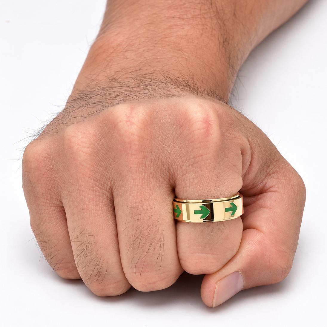 Bague anti-stress anneau tournant Flèche portée au doigt