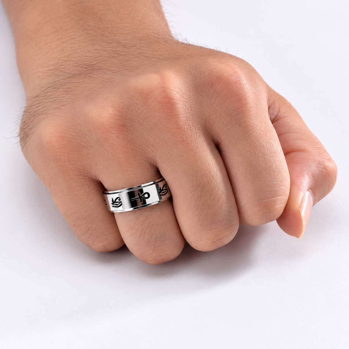 Bague anti-stress anneau tournant Horus portée au doigt