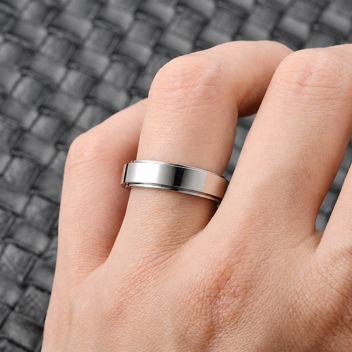 Bague anti-stress anneau tournant Minimaliste portée au doigt