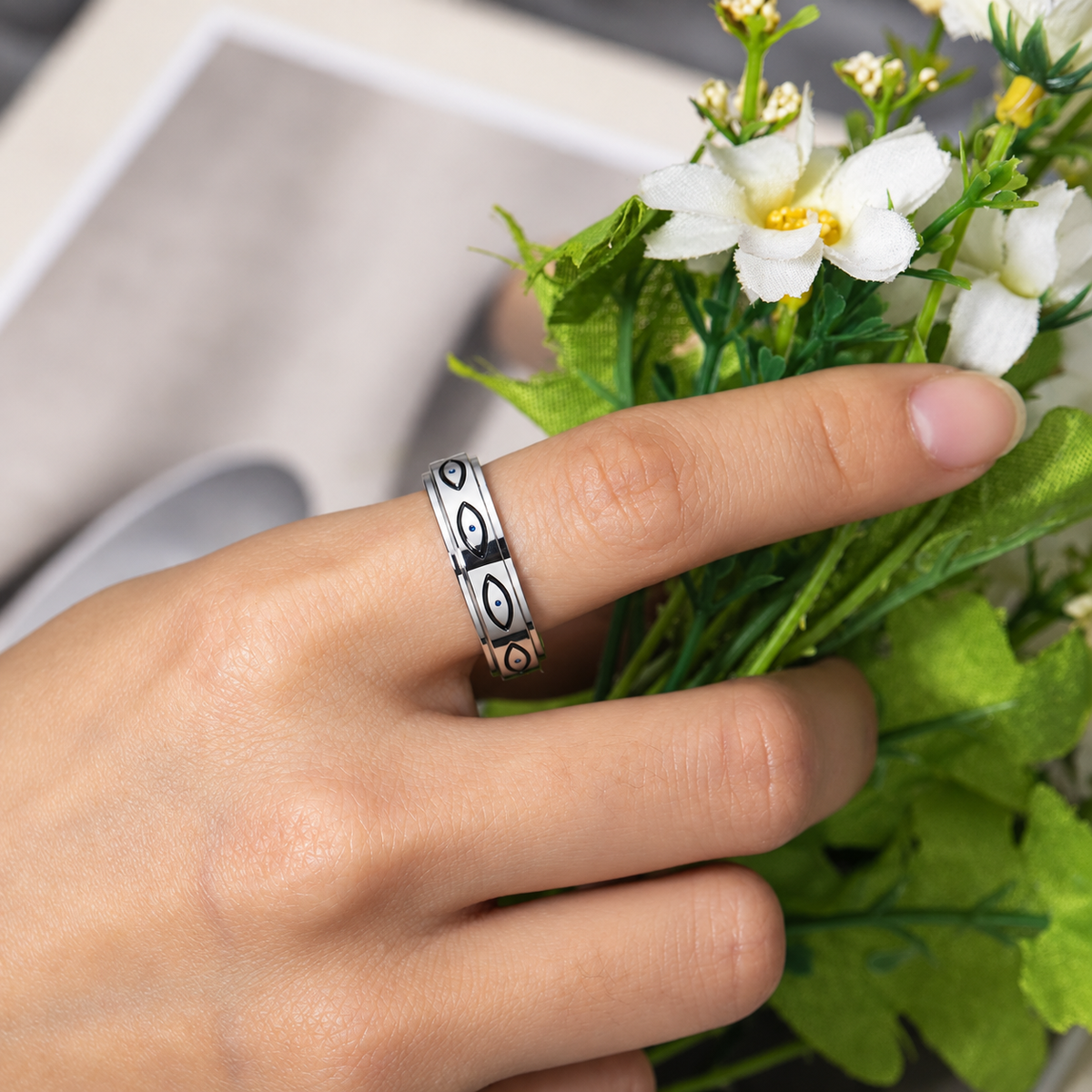 Bague anti-stress anneau tournant Œil Égyptien portée par une femme