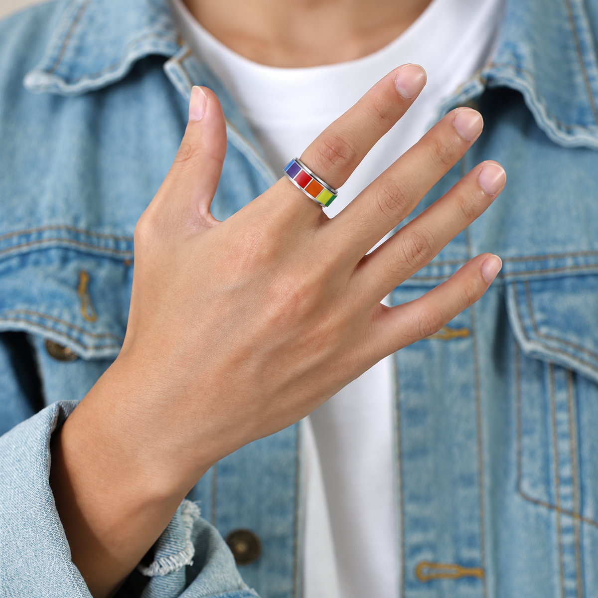 Bague anti-stress anneau tournant Palette portée par un homme.