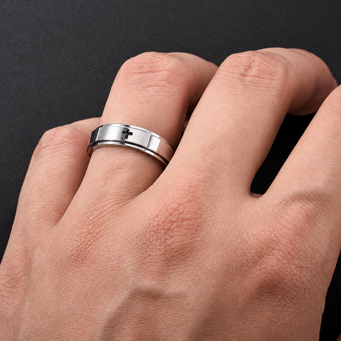 Bague anti-stress anneau tournant Sainte Croix portée au doigt