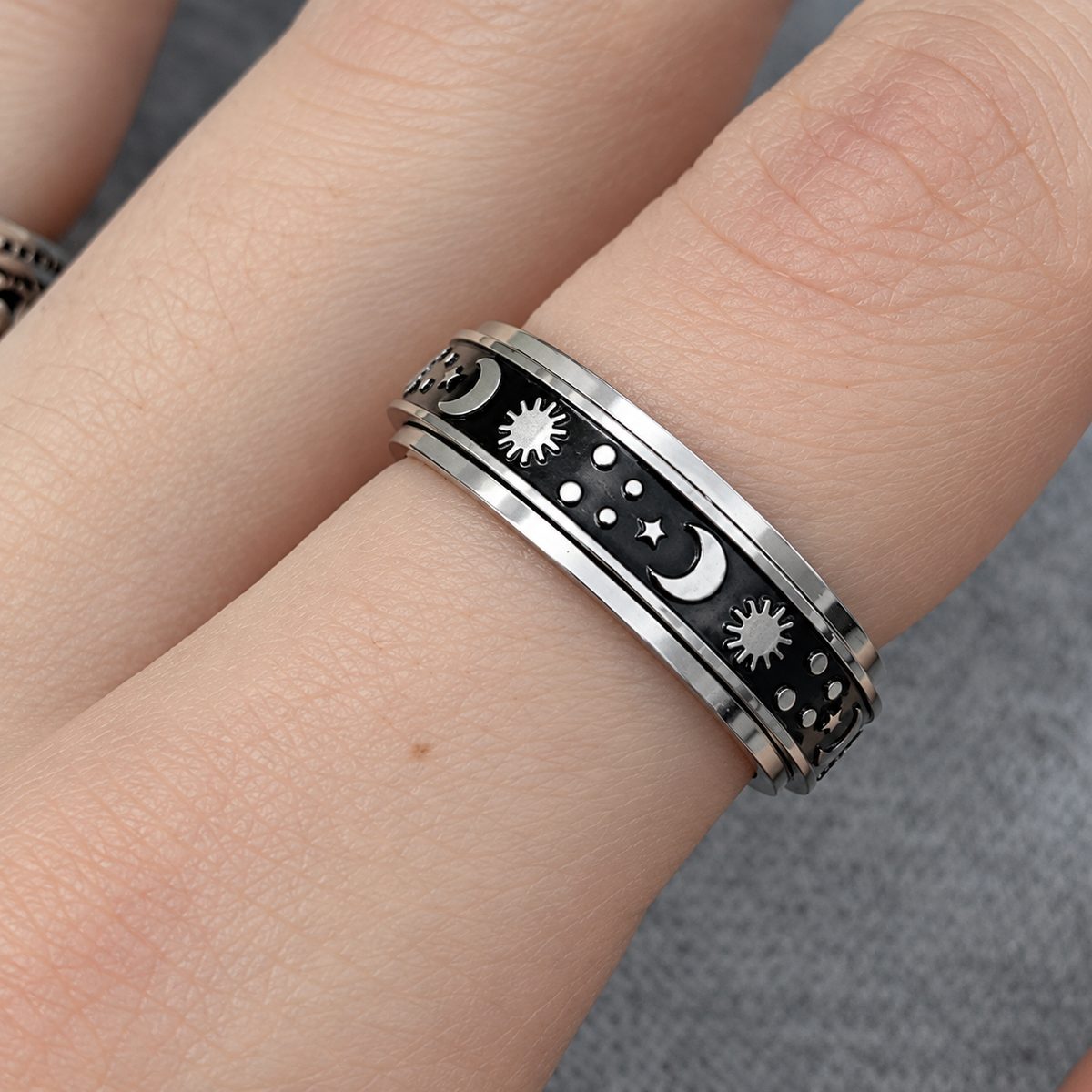 Bague anti-stress anneau tournant Soleil Luné portée à la main