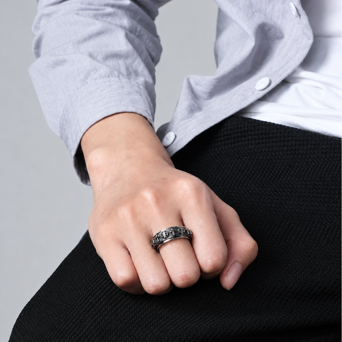 Bague anti-stress à anneau tournant Tête de Mort portée au doigt