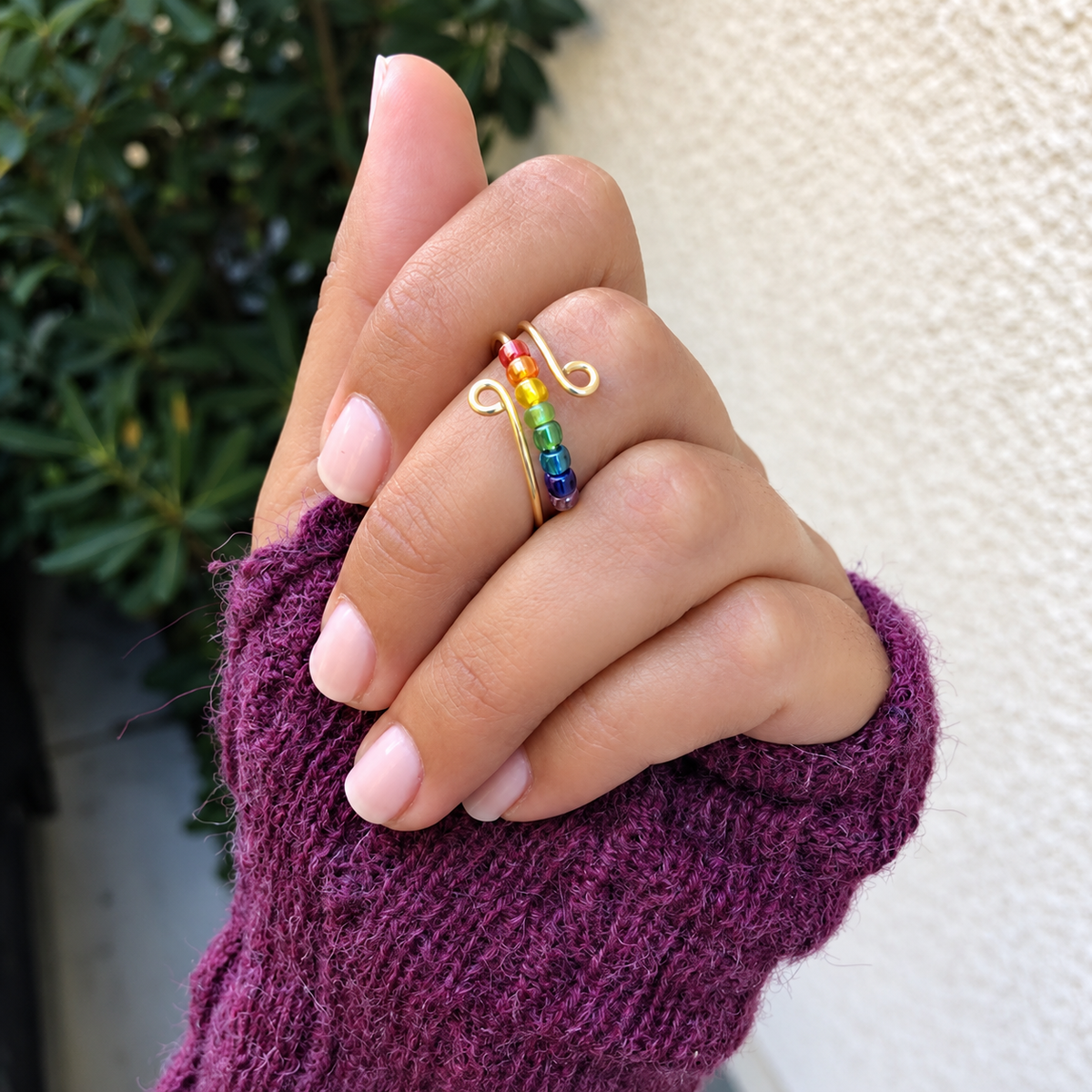 Bague anti-stress bille Arc-En-Ciel portée au doigt