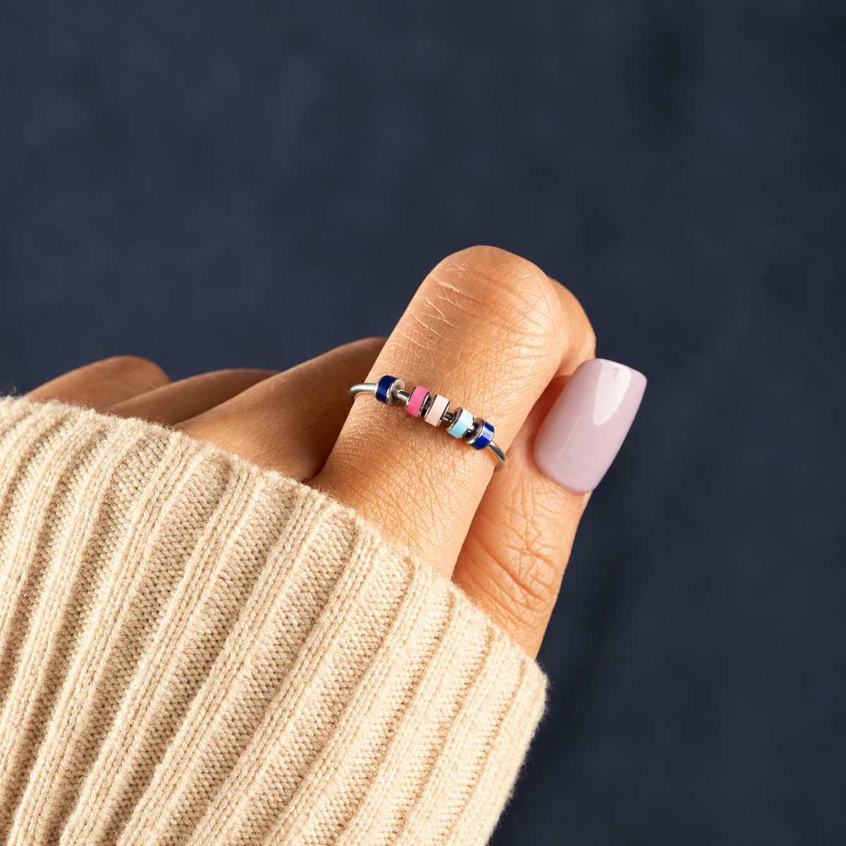 Bague anti-stress bille Colorée variation de couleur 1 portée au doigt
