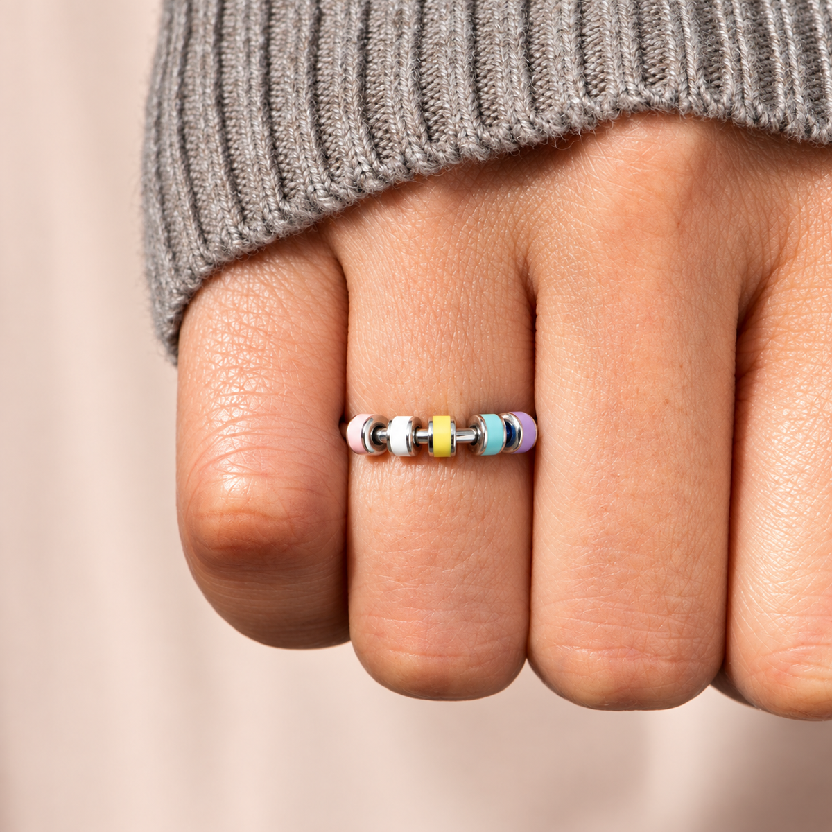 Bague anti-stress bille Colorée variation de couleur 2 portée au doigt