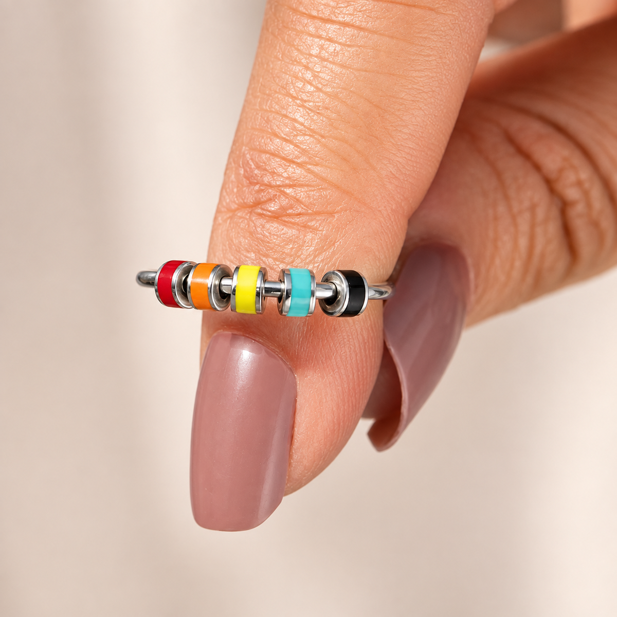 Bague anti-stress bille Colorée variation de couleur 3 portée au doigt