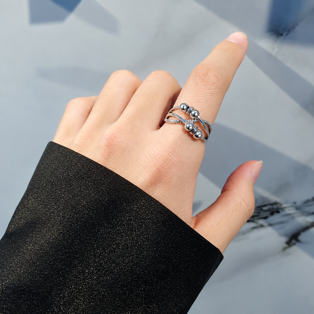 Bague anti-stress bille Croix design 2 portée au doigt
