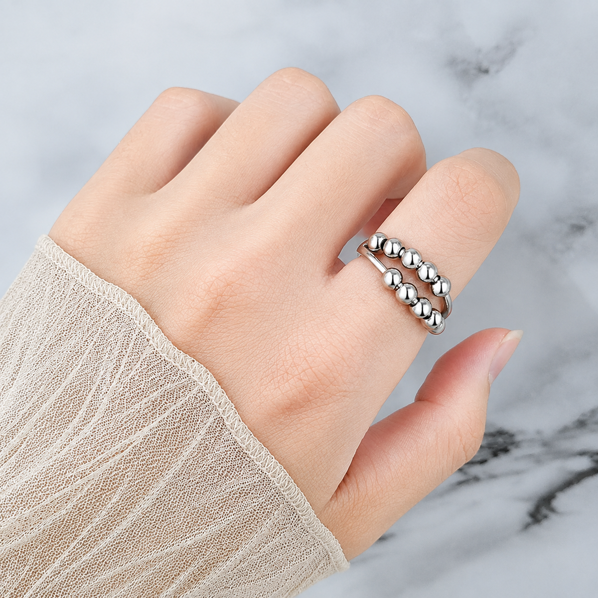 Bague anti-stress bille Double design 2 portée au doigt