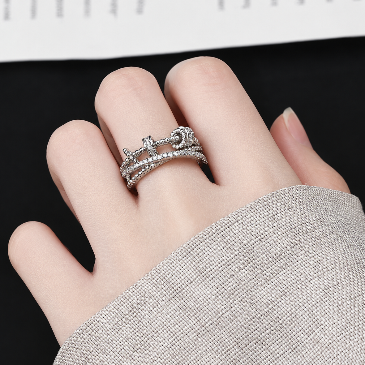 Bague anti-stress bille Éclat portée au doigt