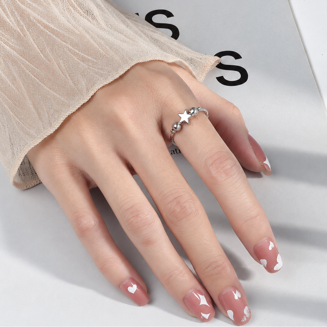 Bague anti-stress bille Étoile portée au doigt