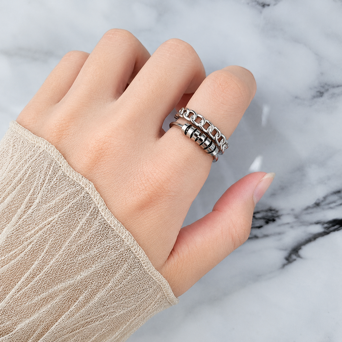 Bague anti-stress bille Indécis portée au doigt