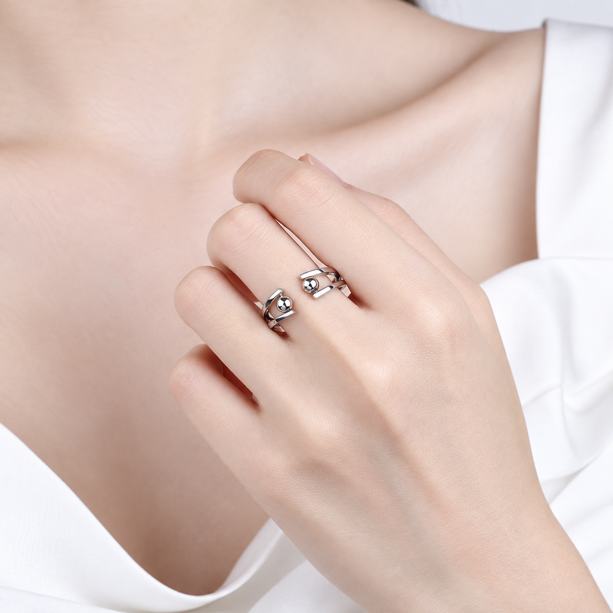 Bague anti-stress bille Jumelle portée à la main