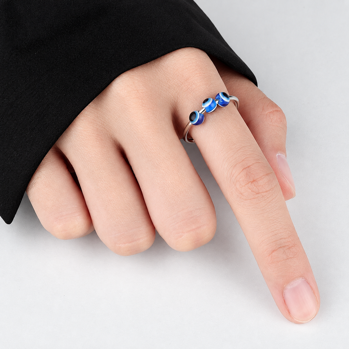 Bague anti-stress bille Mauvais Œil style 3 yeux portée au doigt