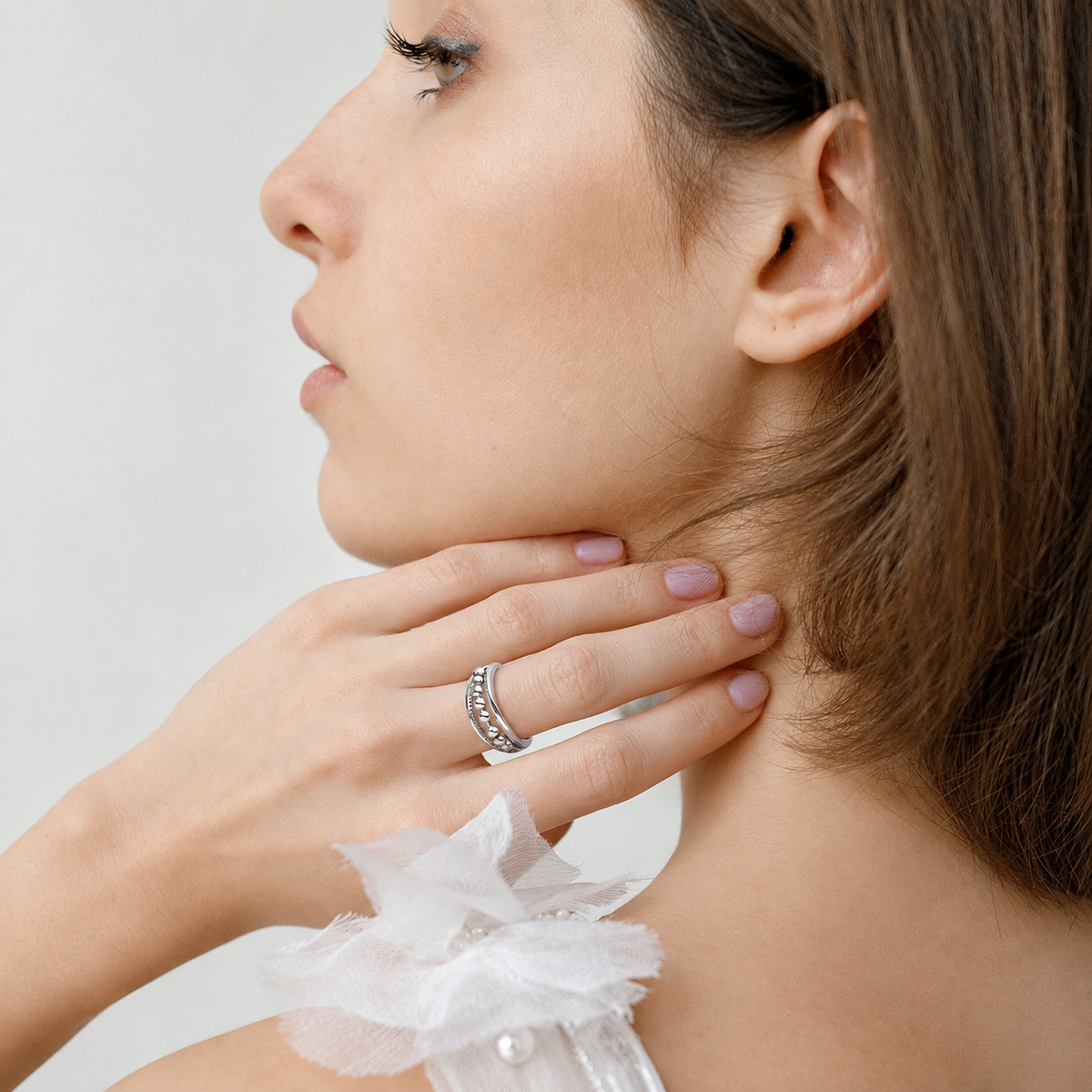 Bague anti-stress bille Perlé Centré portée au doigt.