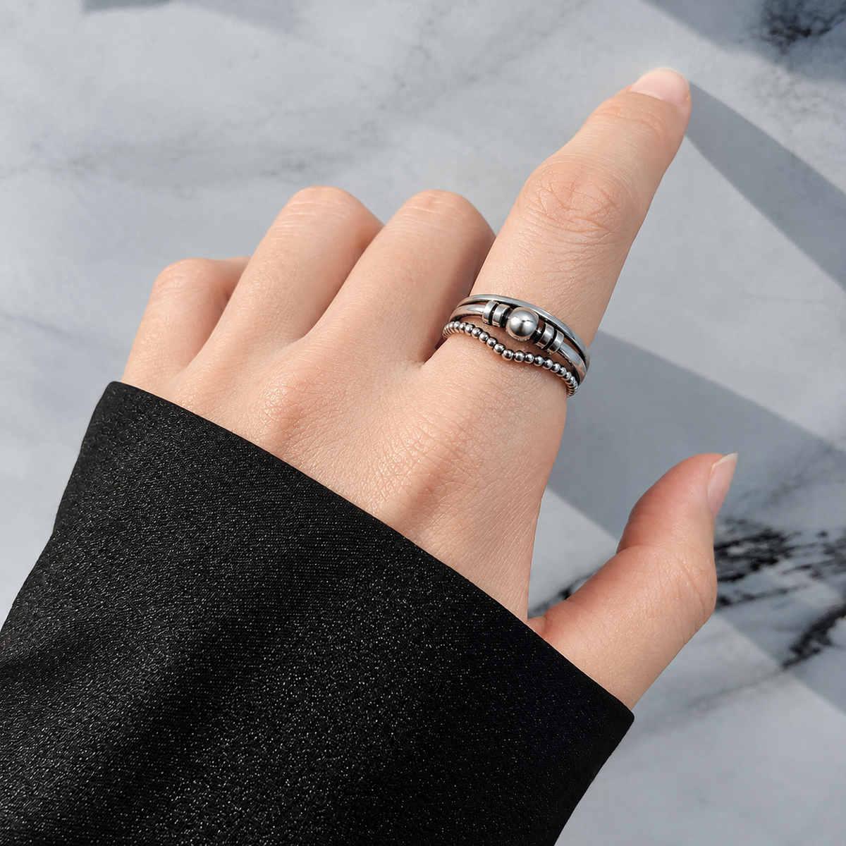 Bague anti-stress bille Triple design 1 portée au doigt