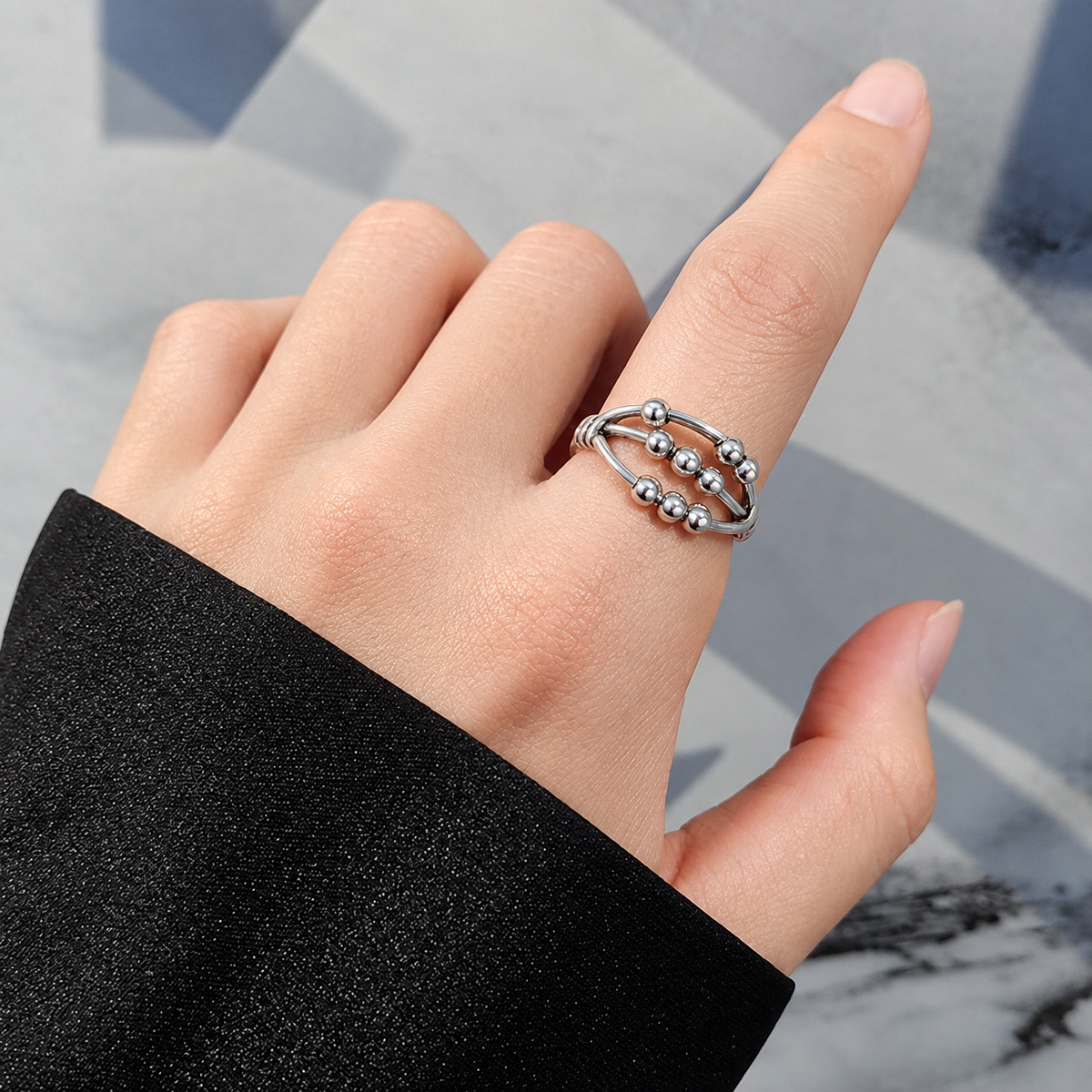 Bague anti-stress bille Triple design 1 portée au doigt