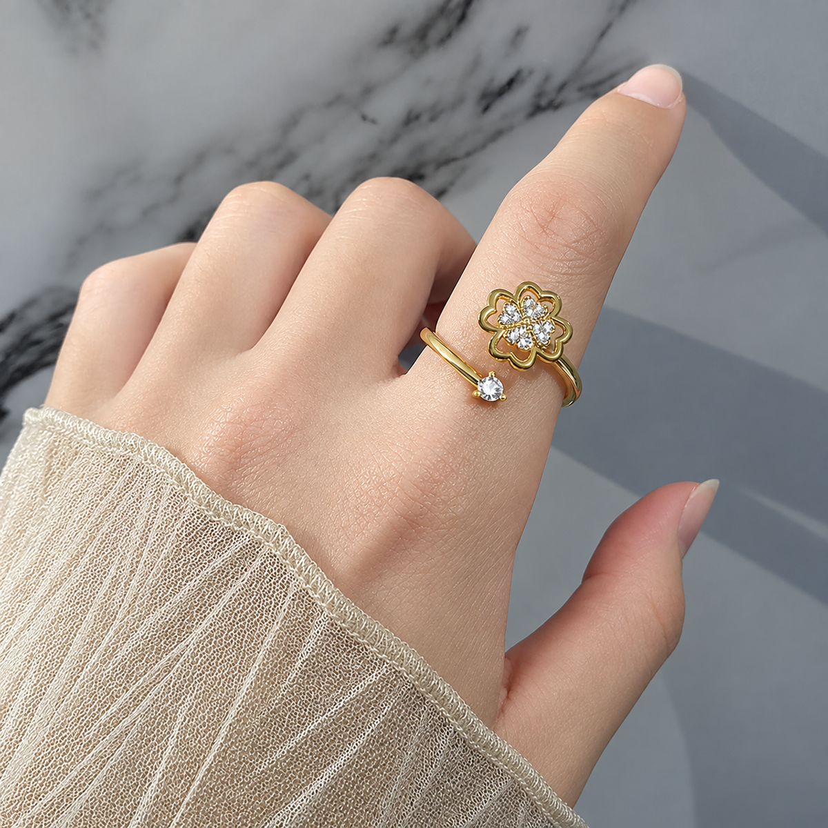 Bague anti-stress rotative Pétale d'Amour couleur or portée au doigt