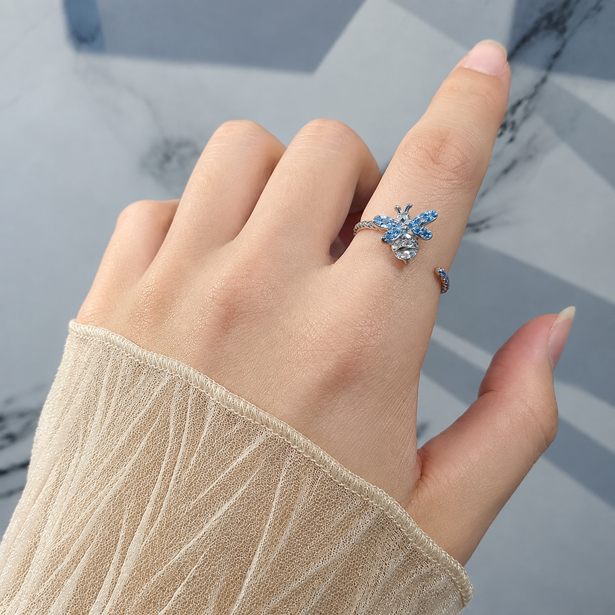 Bague anti-stress rotative Abeille couleur argent portée au doigt