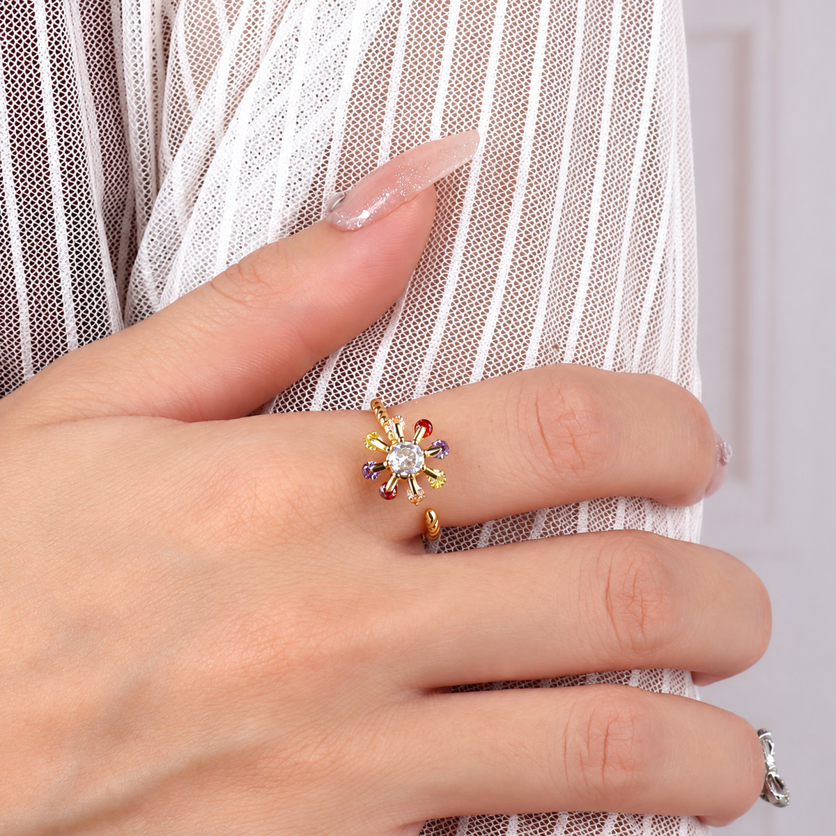 Bague anti-stress rotative Amas couleur or portée au doigt