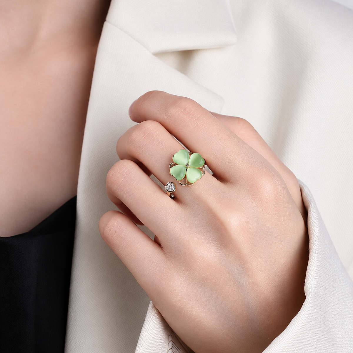 Bague anti-stress rotative Amour Vert portée au doigt