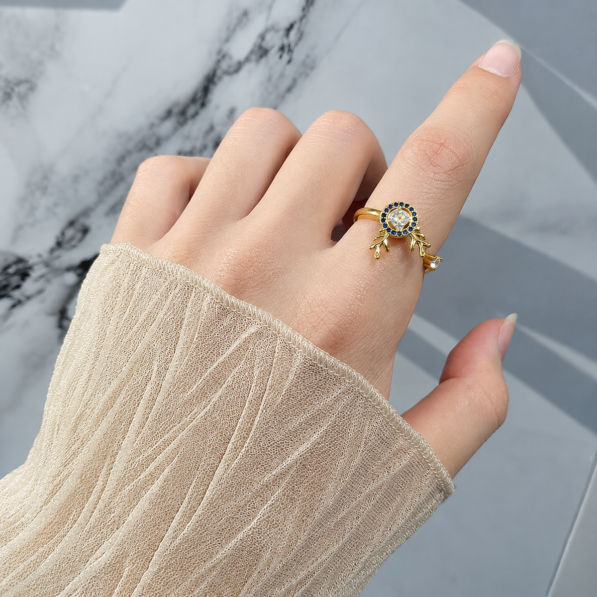 Bague anti-stress rotative Cerf couleur or portée au doigt