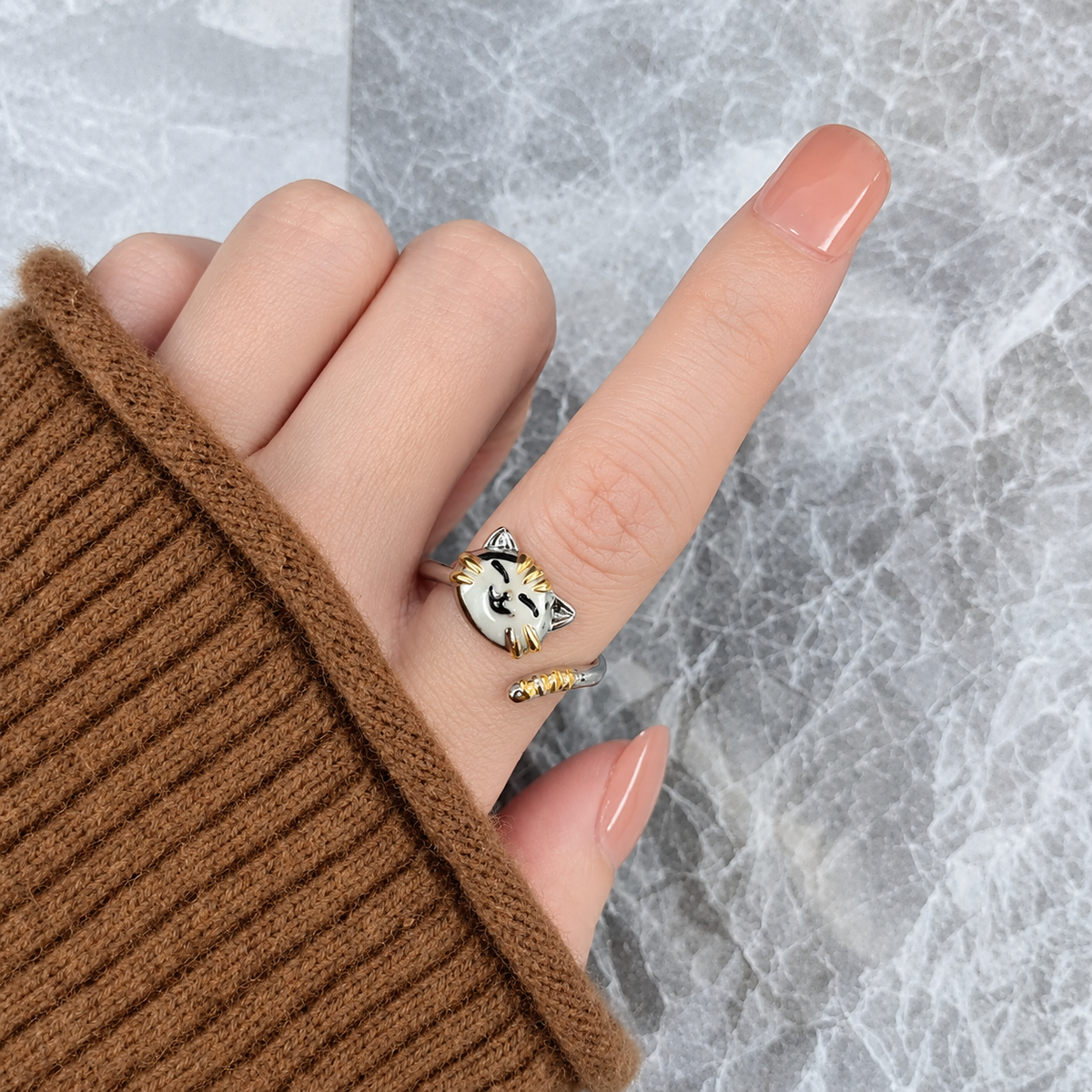 Bague anti-stress rotative Chat Mignon portée au doigt