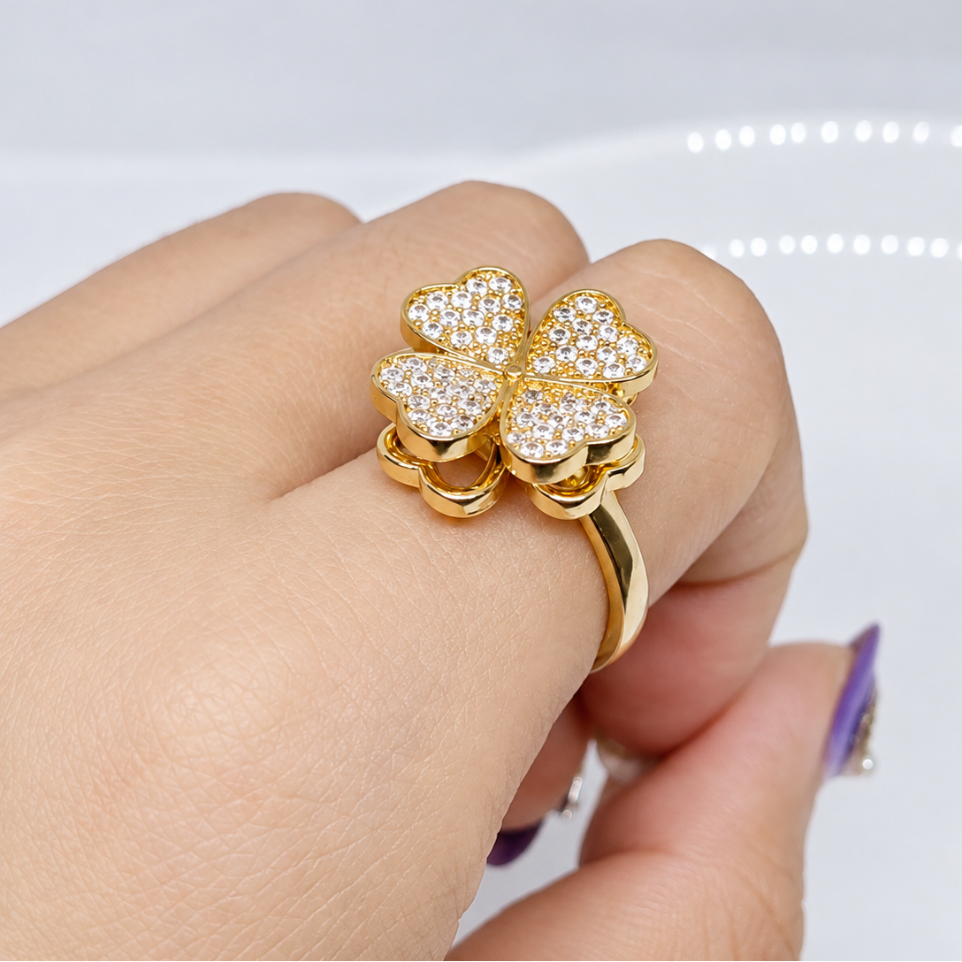 Bague anti-stress rotative Cœur Florale couleur or portée au doigt