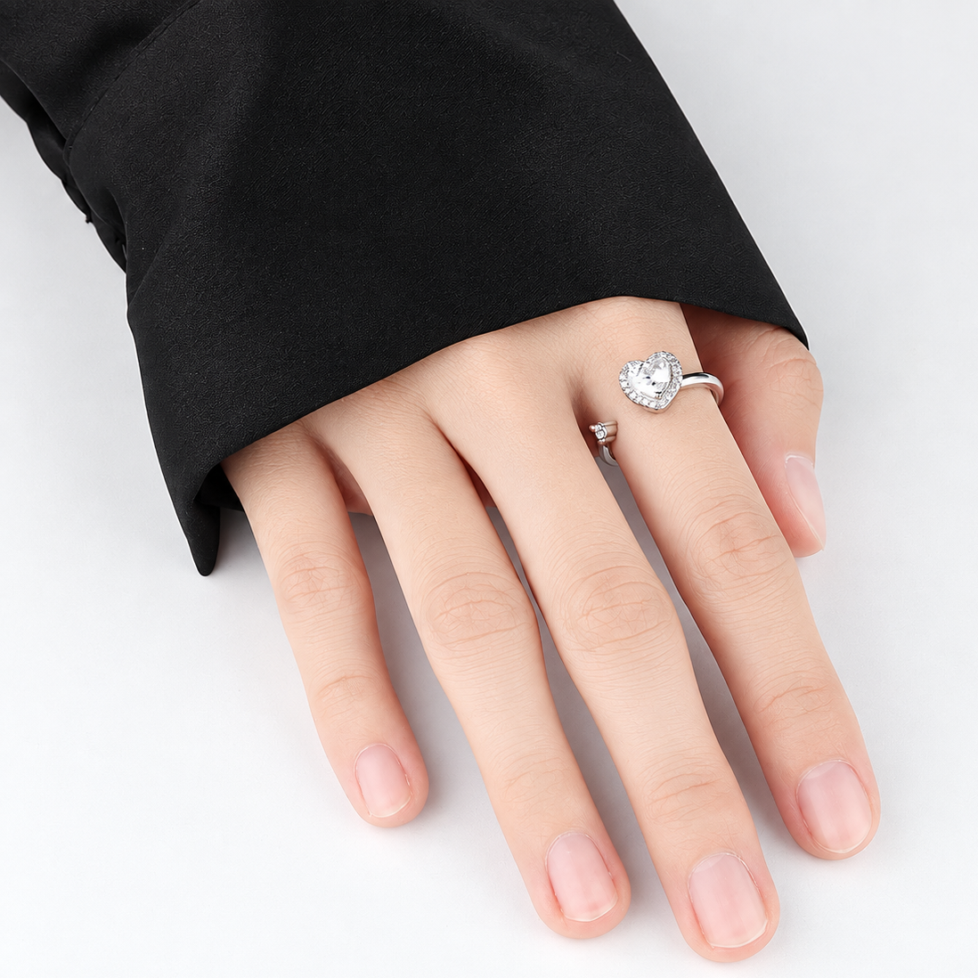 Bague anti-stress rotative Cœur Orné portée au doigt