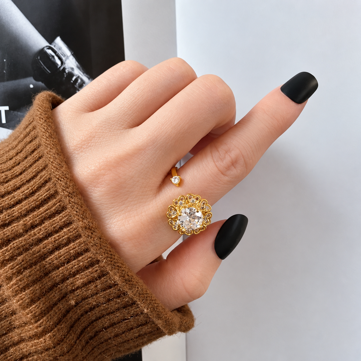 Bague anti-stress rotative Cœurs Unis portée au doigt