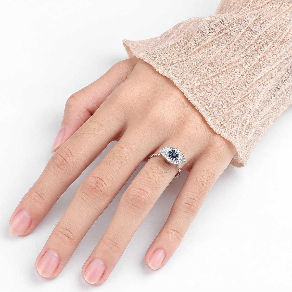 Bague anti-stress rotative Cyclope portée au doigt