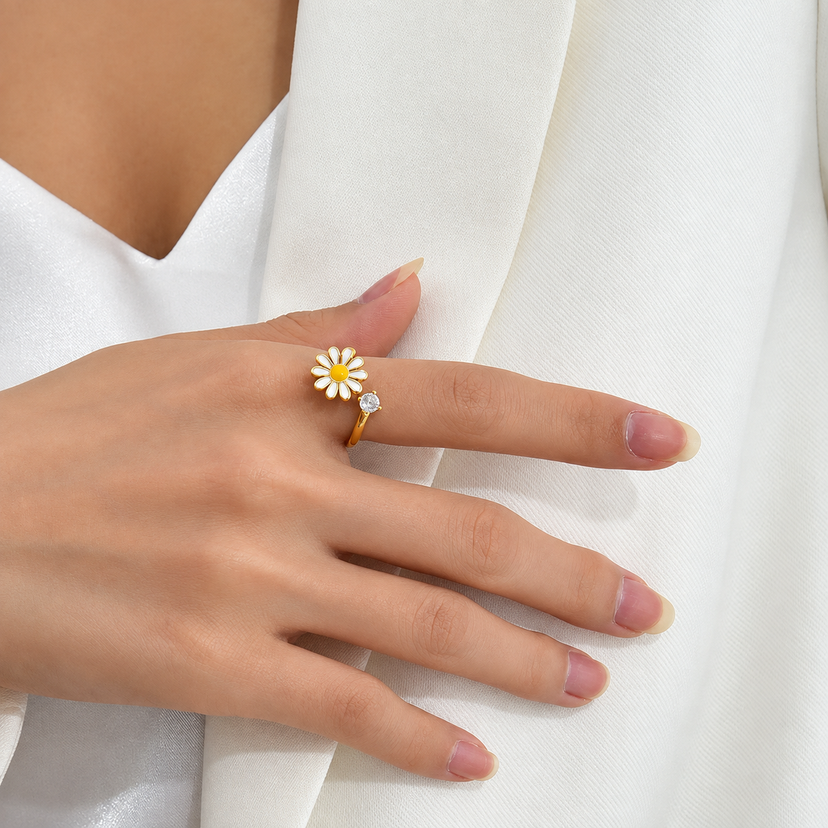 Bague anti-stress rotative Daisy portée au doigt