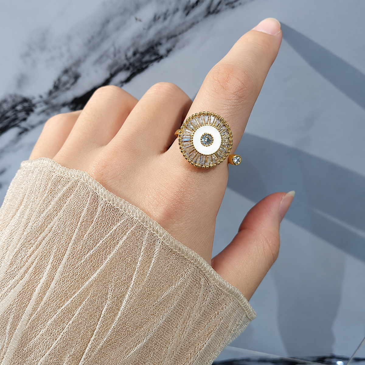 Bague anti-stress rotative Épicycle couleur or portée au doigt