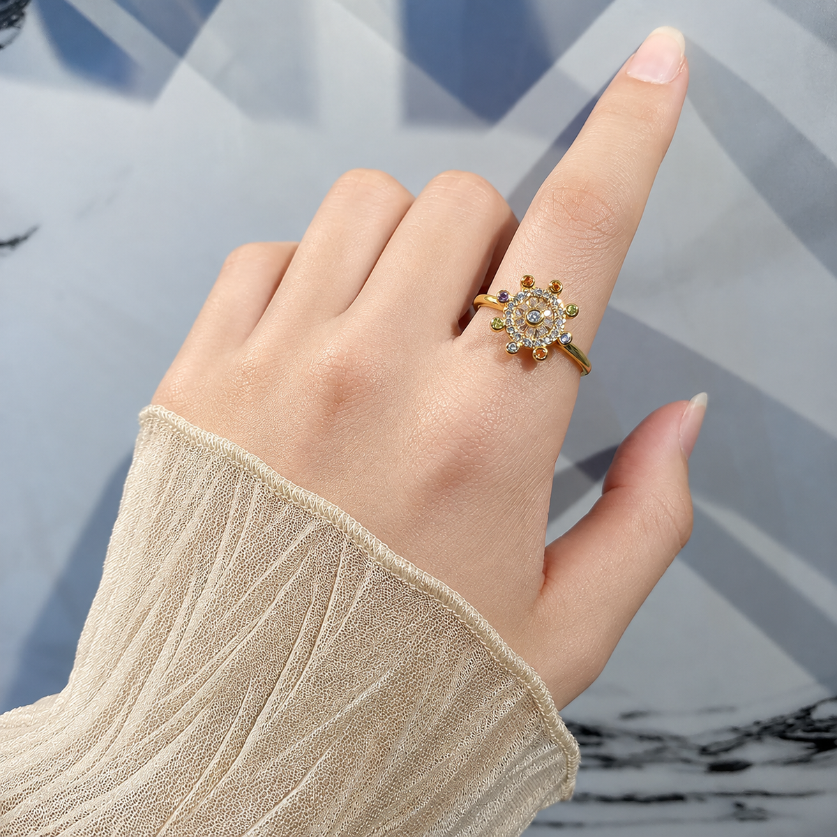 Bague anti-stress rotative Éther dorée, roue pavée ponctuée de pierres colorées, cœur de pierres baguette, portée au doigt
