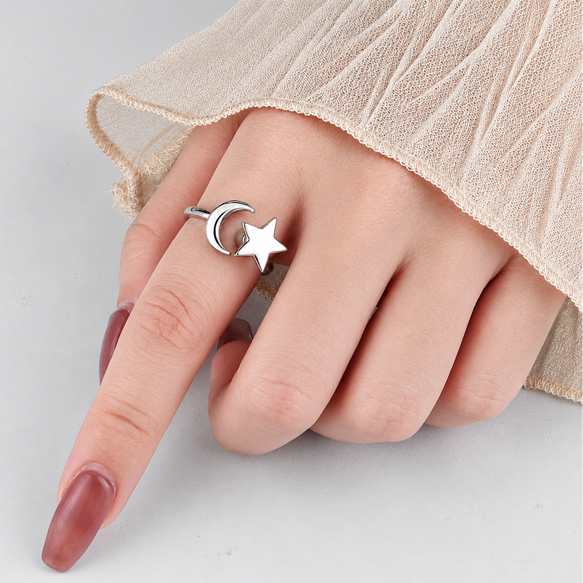 Bague anti-stress rotative Étoile Lune couleur argent portée au doigt