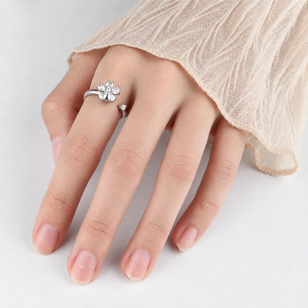 Bague anti-stress rotative Fleur Cristal couleur argent portée au doigt