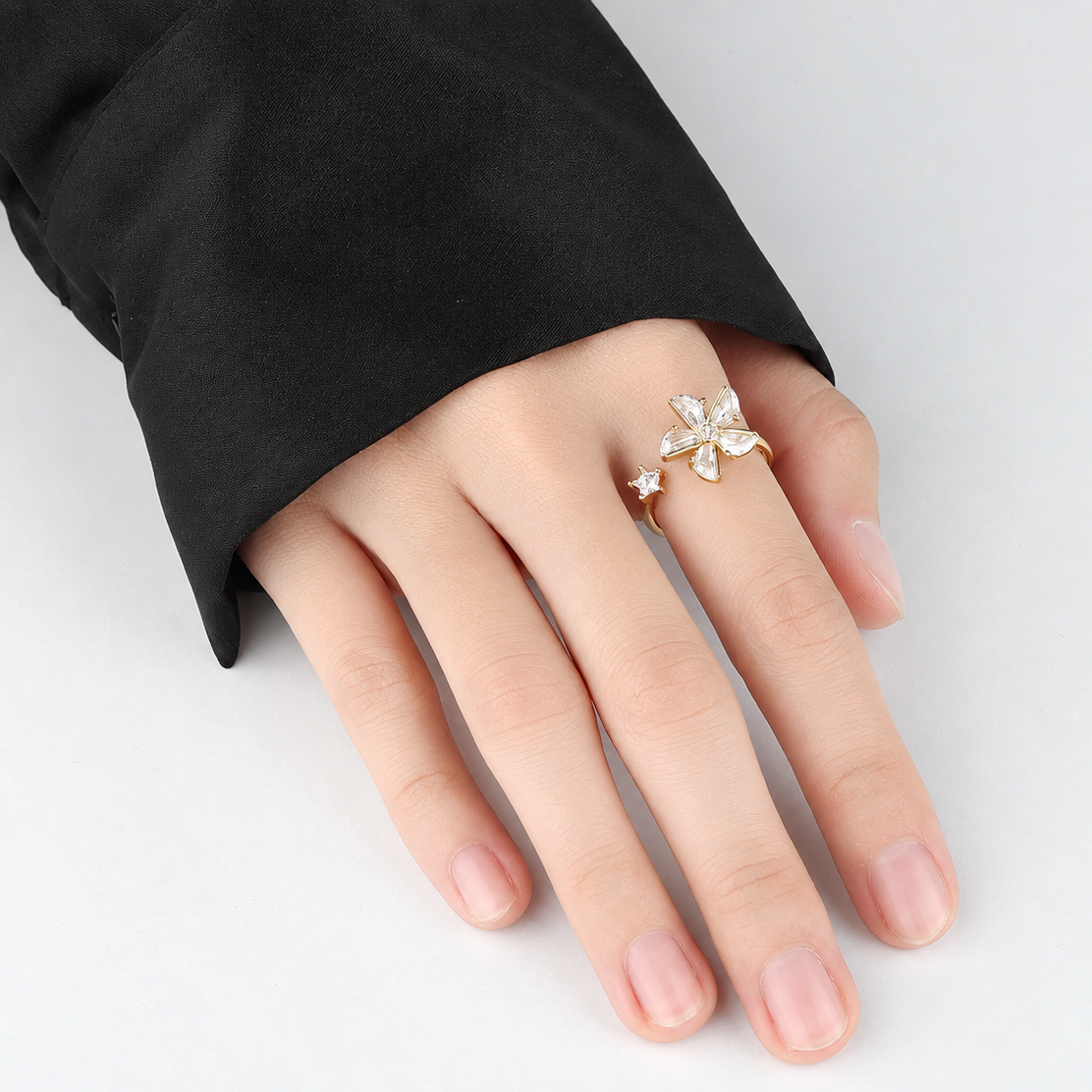 Bague anti-stress rotative Fleur Vivace couleur or portée au doigt