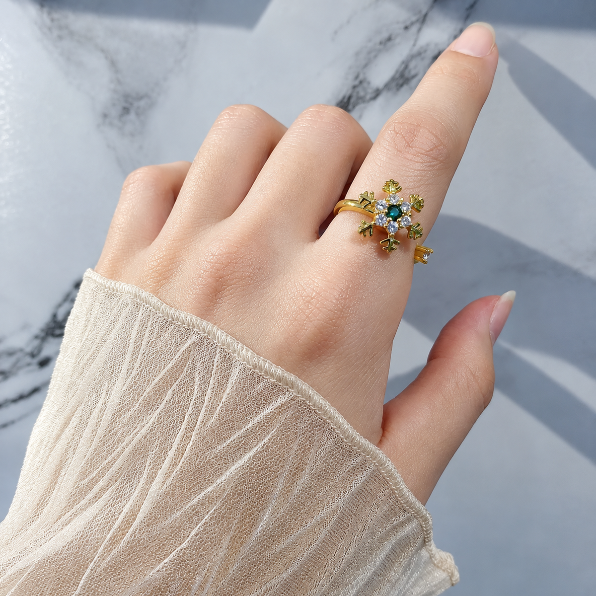 Bague anti-stress rotative Flocon couleur or portée au doigt